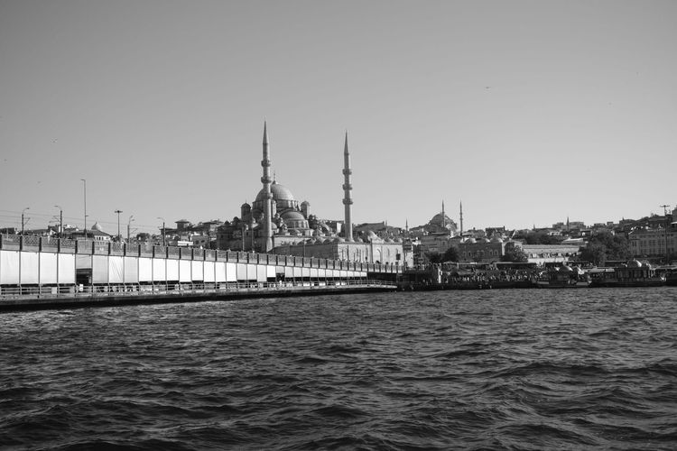 Galata Köprüsü ve Yeni Cami ile Haliç manzarası, siyah beyaz